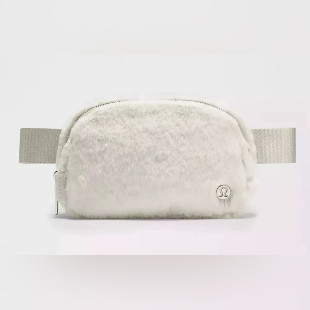 Lululemon Everywhere Belt Bag Plush Fleece 1L - Bone / Silver